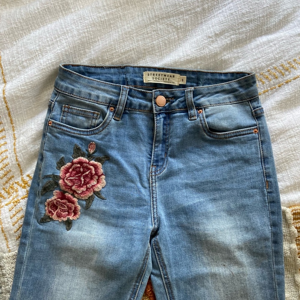 Streetwear Society Skinny Jeans with Flower Embroidery